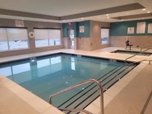 une grande piscine dans un hôpital dans l'établissement avid hotels Billings West, an IHG Hotel, à Billings