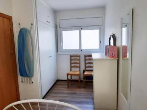 małą kuchnię ze stołem i oknem w obiekcie Apartamento Llançà, 1 dormitorio, 5 personas - ES-170-7 w mieście Llança