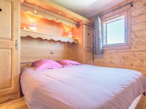 アーク 1801にあるAppartement Les Arcs 1800, 3 pièces, 6 personnes - FR-1-352-4の木製の部屋にベッド1台が備わるベッドルーム1室があります。