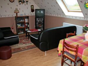 - un salon avec une chaise noire et une table dans l'établissement Charmant gîte familial à Fiennes, 2 chambres, jardin privé, terrasse, proche Wissant, animaux acceptés - FR-1-376-118, à Fiennes 10 autres photos