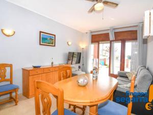 a living room with a dining room table and a couch at Apartamento Roda de Berà, 3 dormitorios, 6 personas - ES-320-5 in Roda de Bará