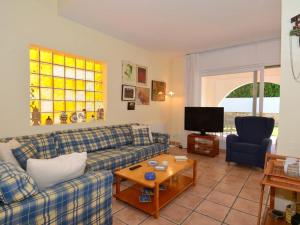 sala de estar con sofá y TV en Apartamento Roda de Berà, 3 dormitorios, 8 personas - ES-320-13, en Roda de Bará