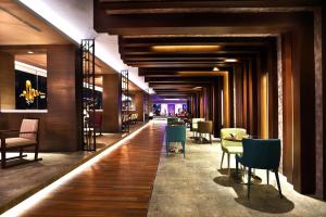 Ruang duduk di HARRIS Hotel & Conventions Gubeng