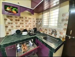 Η κουζίνα ή μικρή κουζίνα στο Beautiful 3bhk at Kukatpally Y junction +13 φωτογραφίες