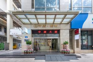 ด้านหน้าอาคารหรือทางเข้าของ WAIFIDEN Duplex Hotel Apartment Zhongyong Jinyu Branch-Free shuttle bus during the Canton Fair