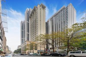 vistas a una ciudad con edificios altos en WAIFIDEN Duplex Hotel Apartment Zhongyong Jinyu Branch en Guangzhou