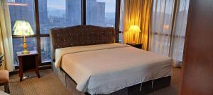 um quarto com uma cama e uma grande janela em Urban Suite Times Square Kuala Lumpur em Kuala Lumpur
