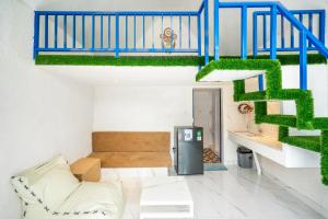 DarmasabaAnny Guesthouse by ecommerceloka的带沙发和楼梯的客厅