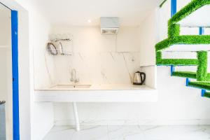 Anny Guesthouse by ecommerceloka的厨房或小厨房