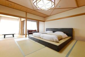 1 dormitorio con 1 cama grande en una habitación en Hanasuishou en Fuefuki