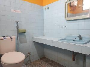 a bathroom with a toilet and a sink at RedDoorz Syariah At Hotel Matahari 1 Jambi in Jambi