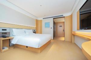 Tempat tidur dalam kamar di Ji Hotel Shanghai Xujiahui Nandan Road