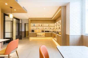 Kitchen o kitchenette sa Hanting Hotel Beijing Shangdi Anningzhuang