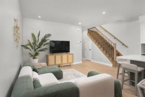 a living room with a couch and a table at Beautiful Townhome In Mirabel in Mirabel