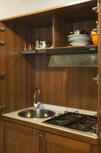 una cucina con lavandino e piano cottura di Lapignagialla a Martina Franca