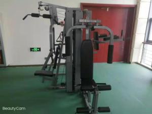 um ginásio com duas máquinas de andar num quarto em Madison Lanzhou Lanshi Zhongchuan Airport em Hejialiang