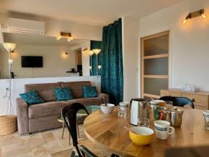 un salon avec une table et un canapé dans l'établissement Studio moderne avec parking et climatisation à Cavalaire-sur-Mer - FR-1-226B-187, à Cavalaire-sur-Mer