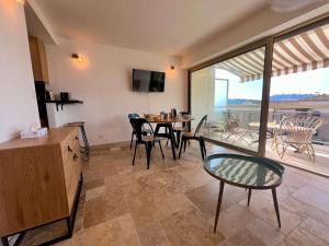 une cuisine et une salle à manger avec une table et des chaises dans l'établissement Studio moderne avec parking et climatisation à Cavalaire-sur-Mer - FR-1-226B-187, à Cavalaire-sur-Mer 7 autres photos