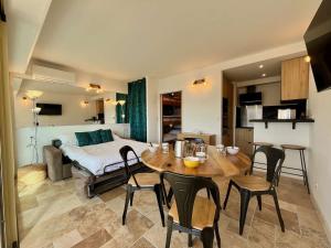 une chambre avec un lit, une table et des chaises dans l'établissement Studio moderne avec parking et climatisation à Cavalaire-sur-Mer - FR-1-226B-187, à Cavalaire-sur-Mer