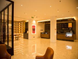 منطقة الاستقبال أو اللوبي في Hanting Premium Hotel Yantai Laishan Yingchun Street