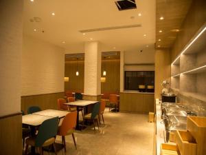 مطعم أو مكان آخر لتناول الطعام في Hanting Premium Hotel Yantai Laishan Yingchun Street
