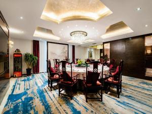 a dining room with a table and chairs at Madison Tai Mountain Lijing in Tai'an