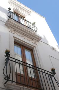 un edificio con balcone e finestra di Lapignagialla a Martina Franca
