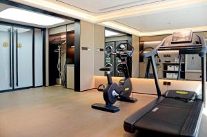 una palestra con tapis roulant ed ellittiche in una stanza di Ji Hotel Ulanqab Victoria Square a Jining