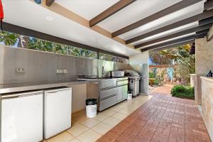 uma cozinha exterior com electrodomésticos em aço inoxidável em Point Samson Resort em Point Samson
