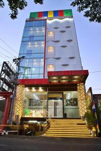 wysoki budynek ze schodami przed nim w obiekcie The Sato hotel w mieście Kudus