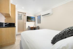 Postel nebo postele na pokoji v ubytování Point Samson Resort + 14 fotografií