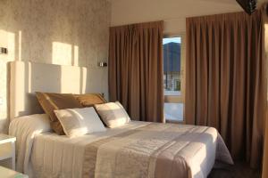 Un pat sau paturi într-o cameră la Hotel Marola
