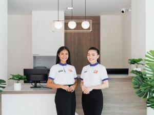 Členové personálu v ubytování B2 Khon Kaen Premier Hotel