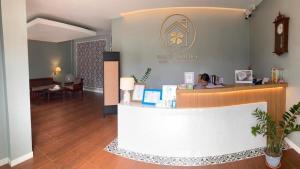 a waiting room at a pharmacy with a counter at Thong Prachok Hotel in Sakon Nakhon