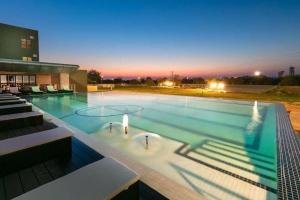 une grande piscine en face d'un bâtiment dans l'établissement Grand Aria Hotel, à Gaborone