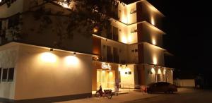 een gebouw met lichten aan de zijkant 's nachts bij Ceniq Hotel in Ban Long