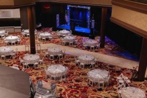 um salão de banquetes com mesas e um palco ao fundo em Ahern Hotel and Event Center em Las Vegas