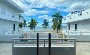 uma vista para a praia a partir da varanda de um edifício em THE SHORELINE SUBIC HOTEL em Olongapo