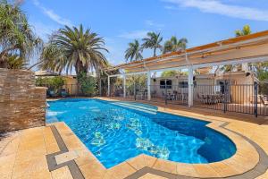 Bazén v ubytování Point Samson Resort nebo v jeho okolí