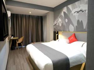 a hotel room with a large bed and a desk at Thank Hotel Shanxi Lvliang Zhongyang County North Fengcheng Street in Zhongyang