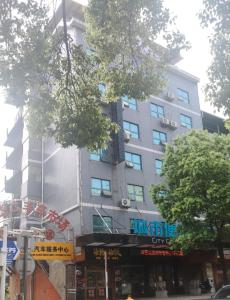 um grande edifício na esquina de uma rua em City Comfort Inn Chenzhou Wuling Square em Chenzhou