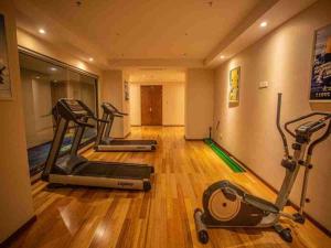 Fitness center at/o fitness facilities sa Super 8 Hotel Premier Meishan Pengshan District Linjiang Fengjing