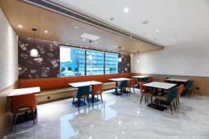 Un restaurante u otro lugar para comer en Hanting Hotel Shijiazhuang Zhengding Airport