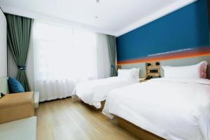 Katil atau katil-katil dalam bilik di Nihao Hotel Xining Central Square