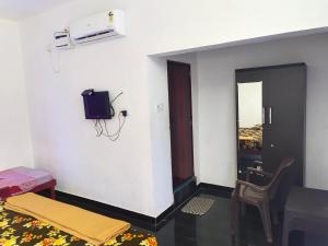 een kamer met een bed en een tv aan de muur bij Reho Resort 