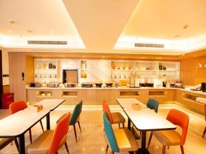 Een restaurant of ander eetgelegenheid bij Hanting Hotel Changchun Gongnong Square Metro Station