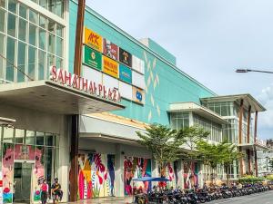 un edificio con un letrero que lee sakinara plaza en โรงแรมไทยโฮเต็ล, en Nakhon Si Thammarat