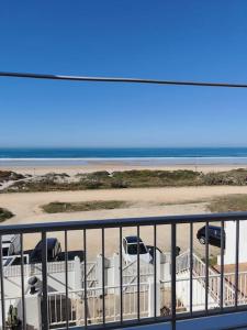 Een balkon of terras bij Apartamento a pie de playa.