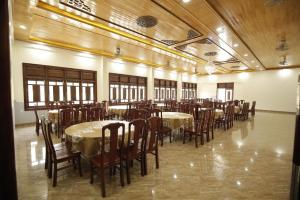 un salón de banquetes con mesas y sillas en una habitación en Resort Dakke Măng Đen, en Kon Von Kla