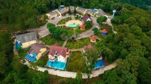 una vista aérea de una casa con patio en Resort Dakke Măng Đen, en Kon Von Kla